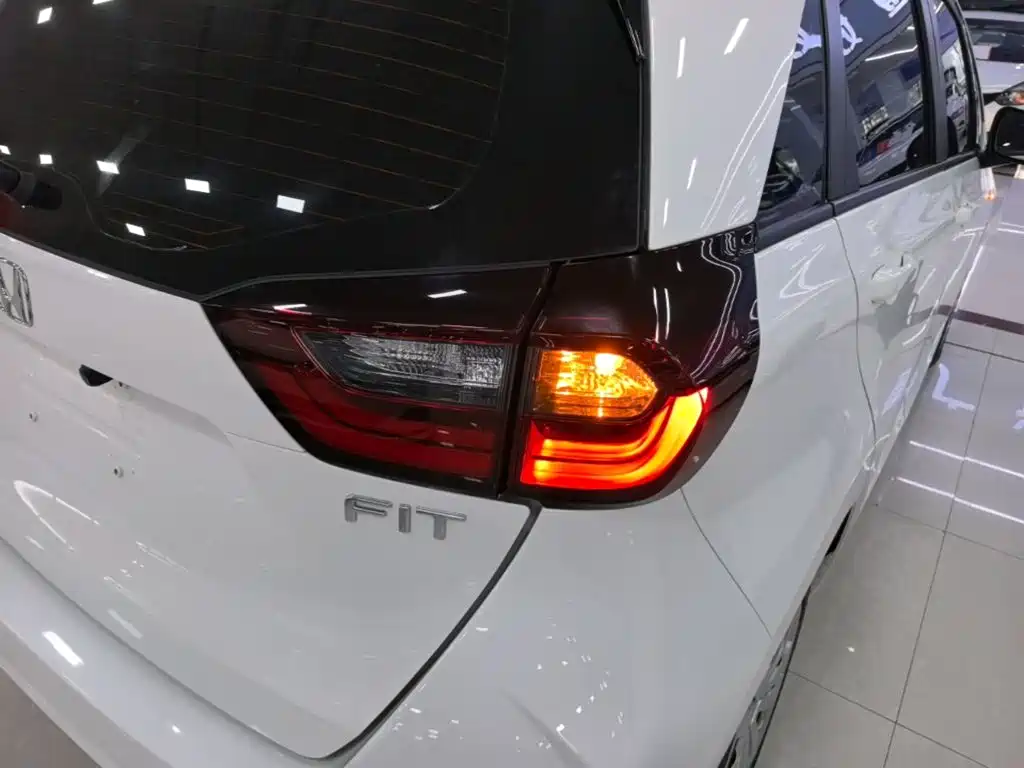 Honda Fit — фото 8
