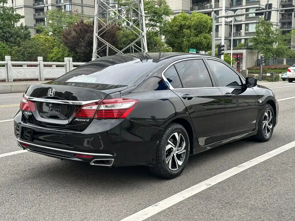 Honda Accord — фото 7