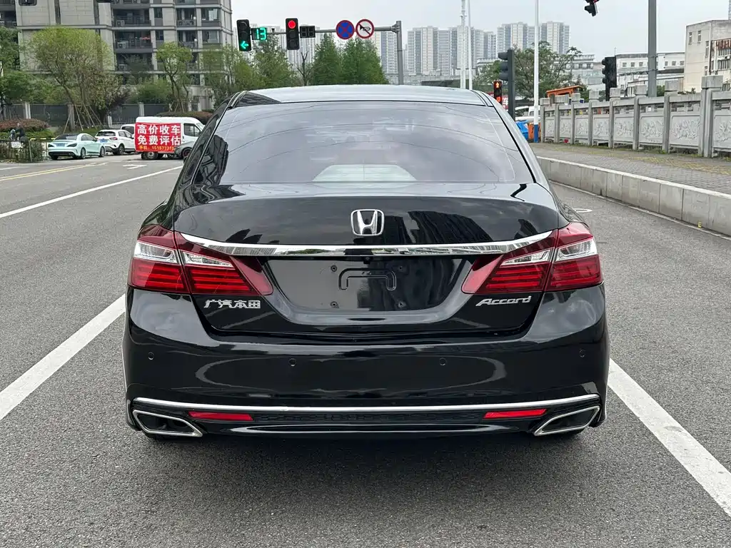 Honda Accord — фото 8