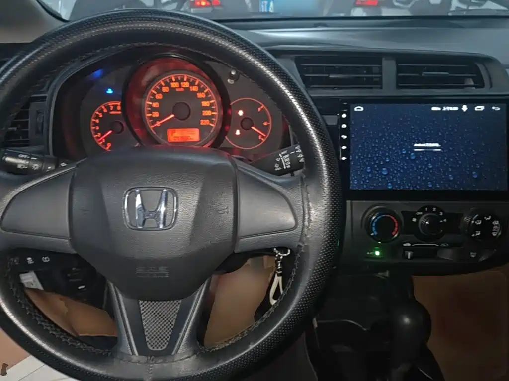 Honda Fit — фото 10