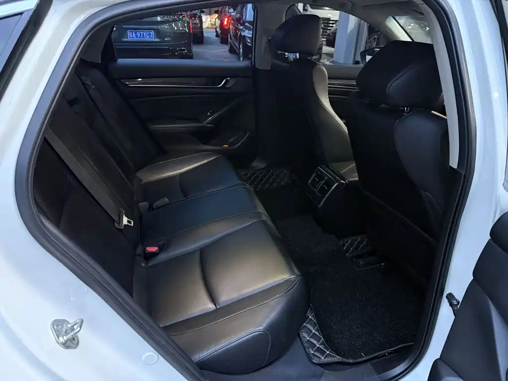 Honda Accord — фото 10