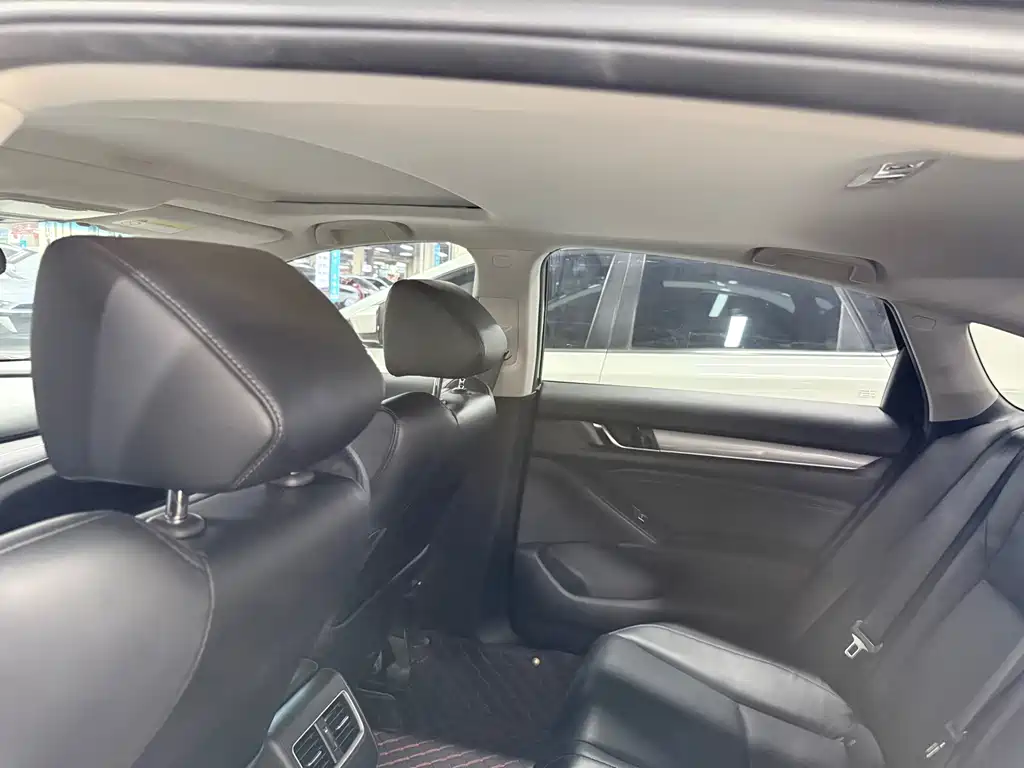 Honda Accord — фото 10