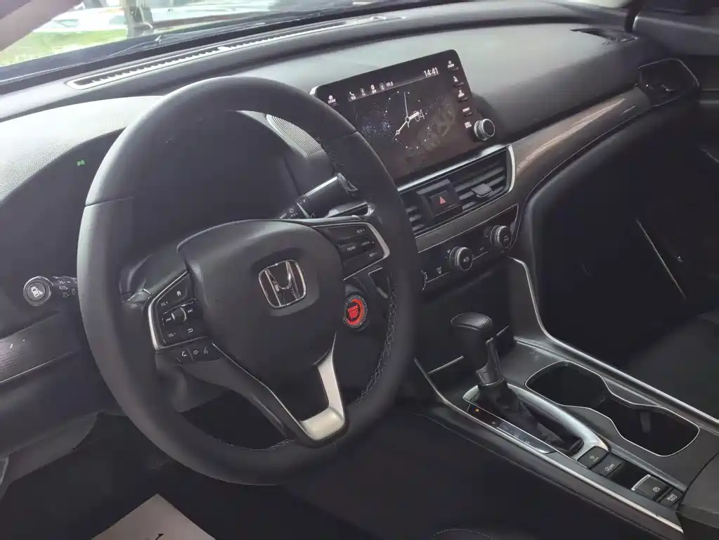 Honda Accord — фото 10