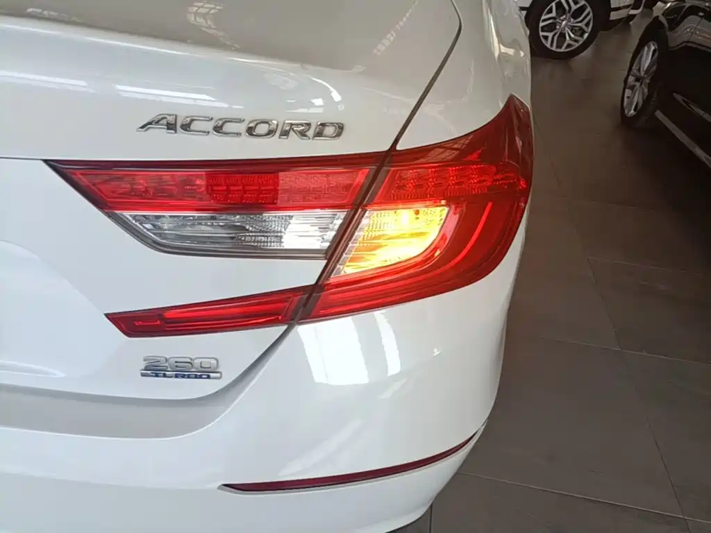 Honda Accord — фото 8