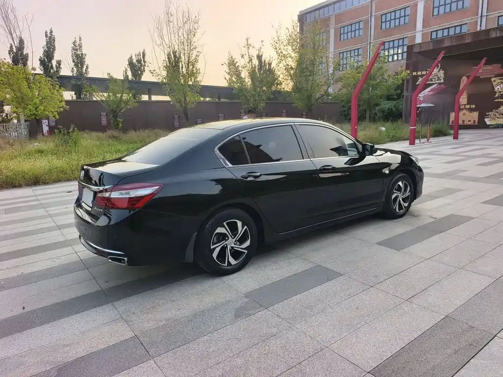 Honda Accord — фото 7