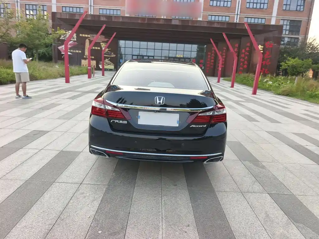 Honda Accord — фото 8