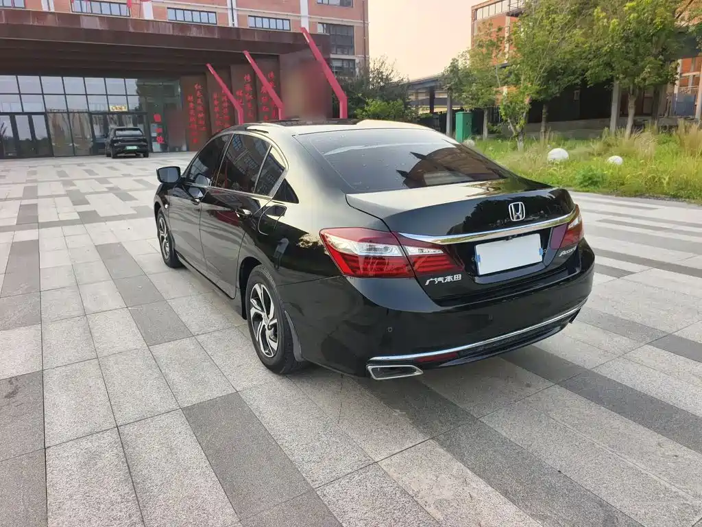 Honda Accord — фото 9