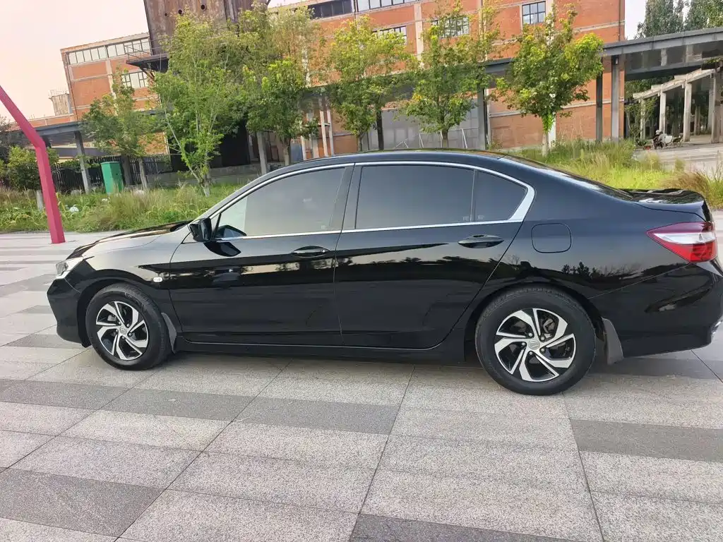 Honda Accord — фото 10