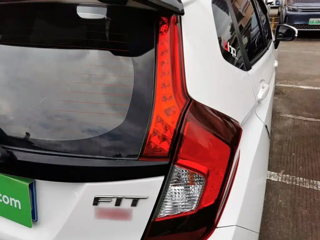 Honda Fit — фото 8