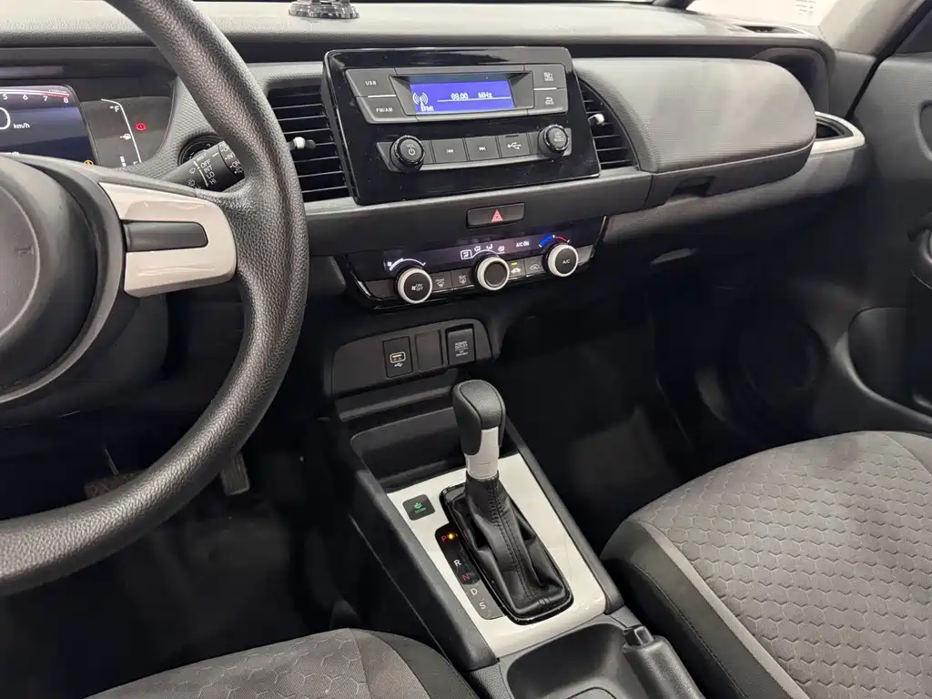 Honda Fit — фото 10