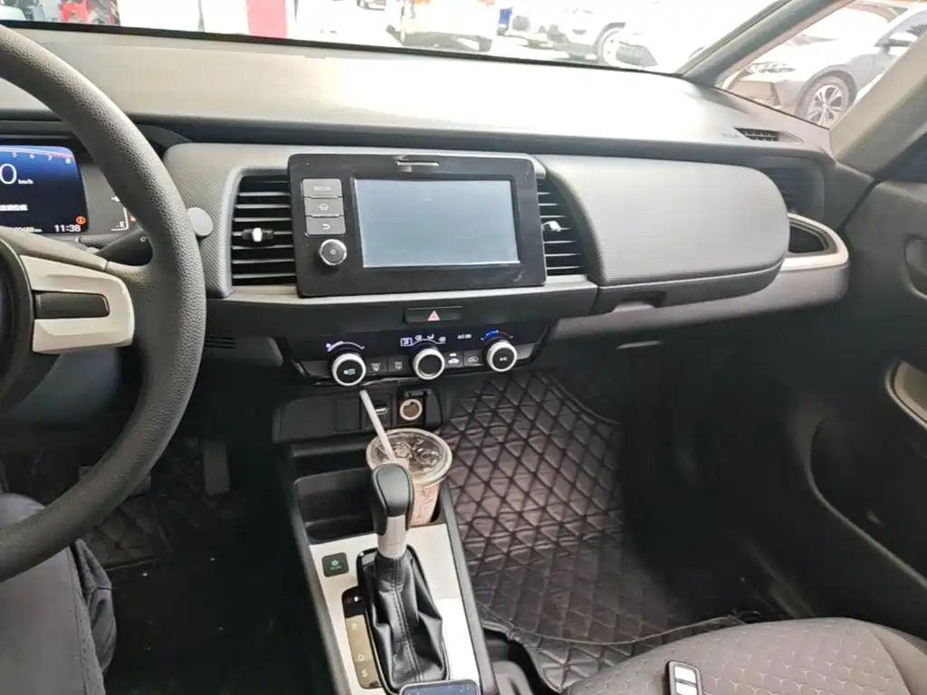 Honda Fit — фото 10