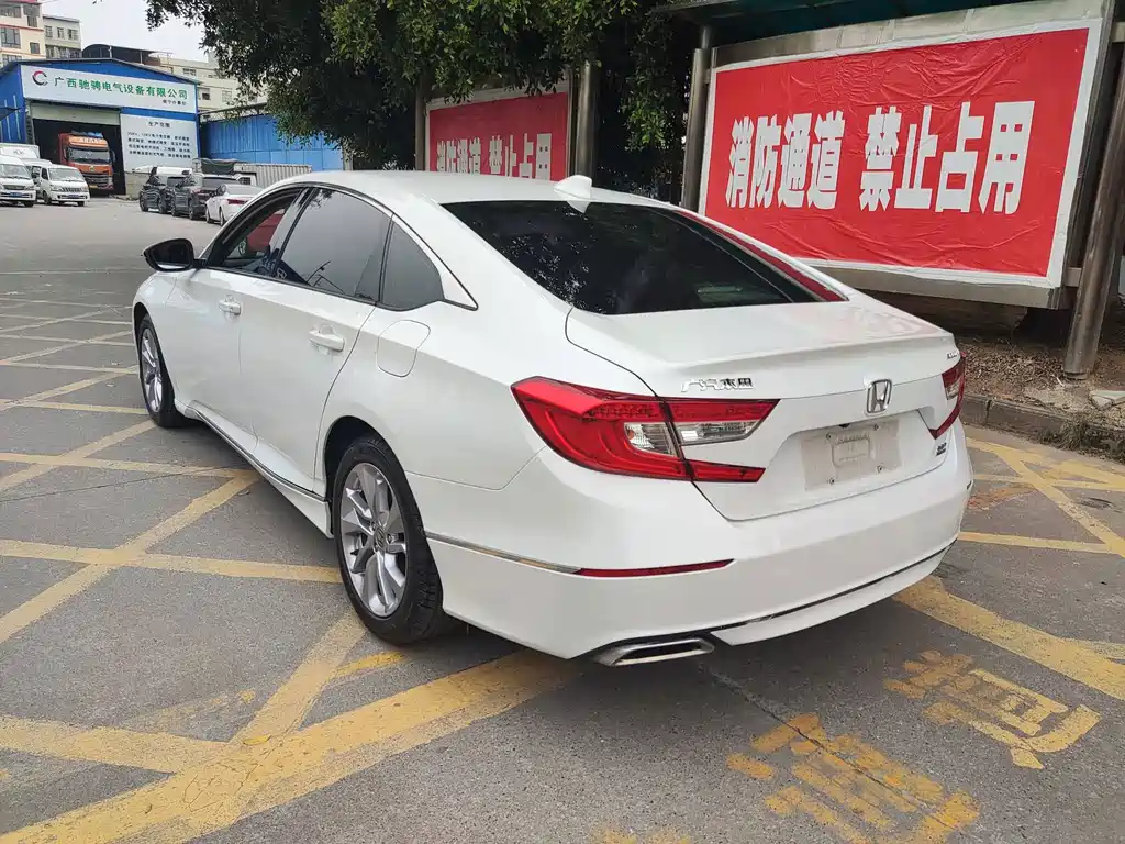 Honda Accord — фото 10