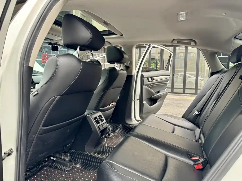 Honda Accord — фото 10