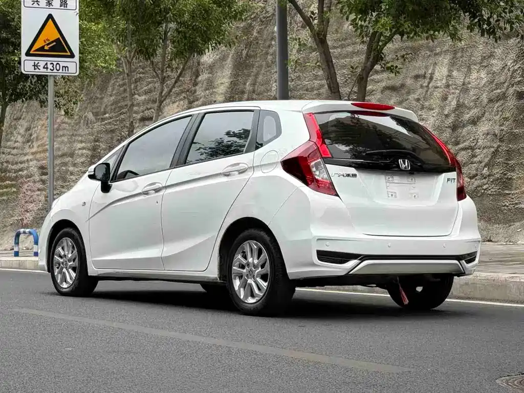 Honda Fit — фото 8