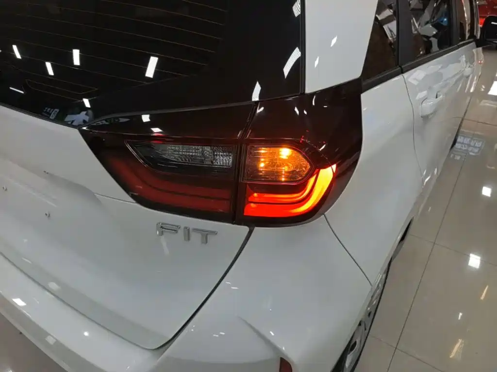 Honda Fit — фото 8