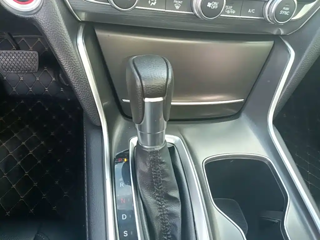 Honda Accord — фото 10