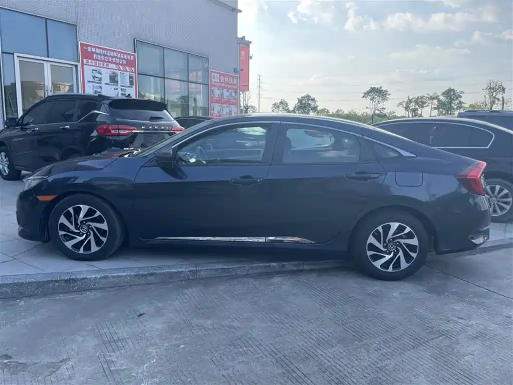 Honda Civic — фото 10