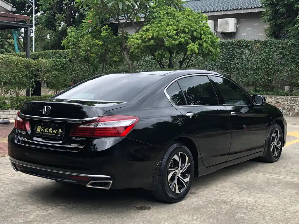 Honda Accord — фото 7