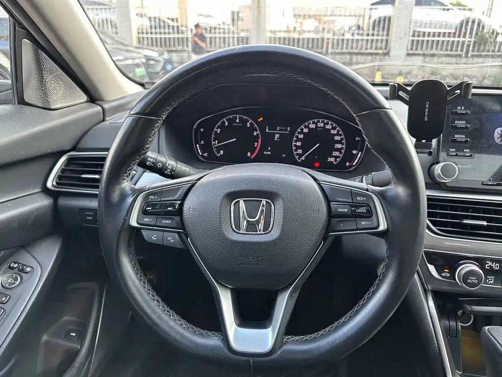 Honda Accord — фото 10