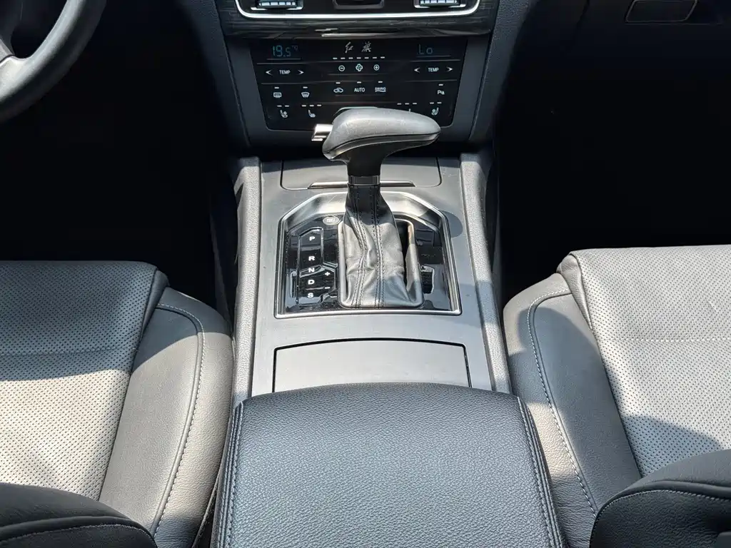 Hongqi Hongqi H7 — фото 19