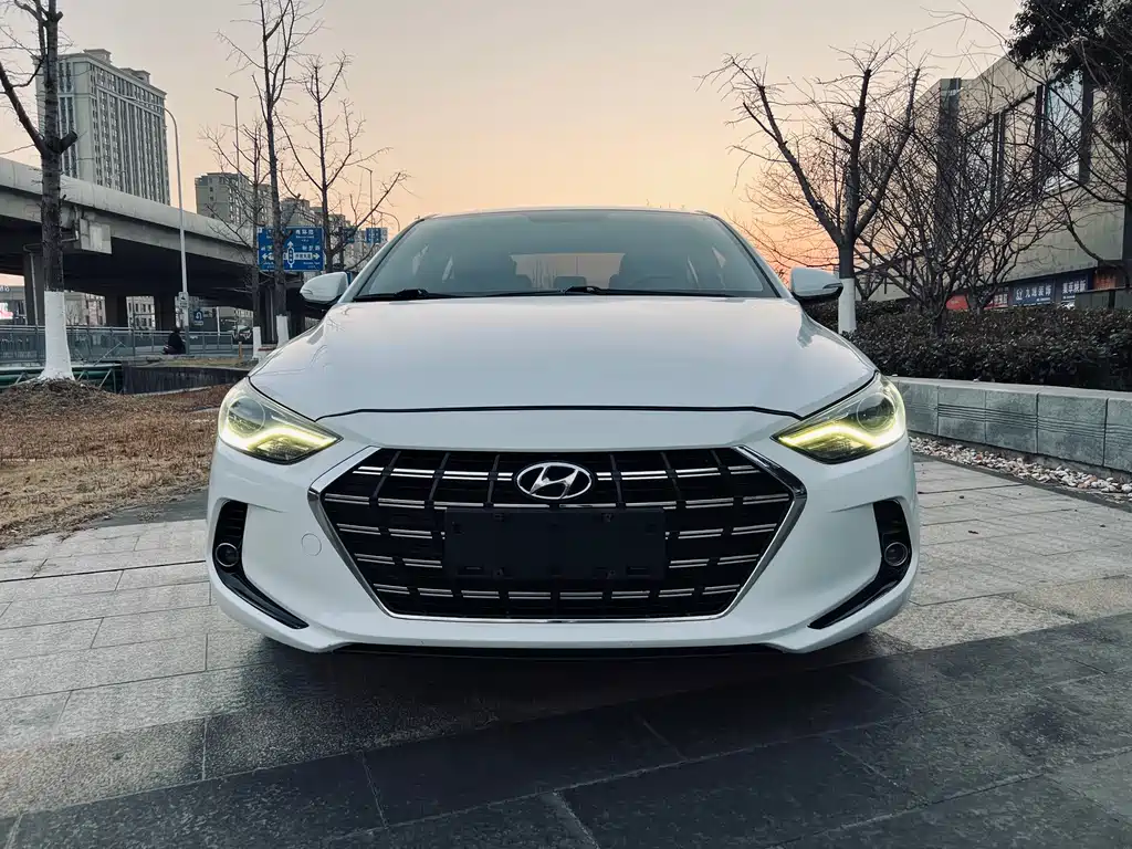 Hyundai Elantra — фото 2