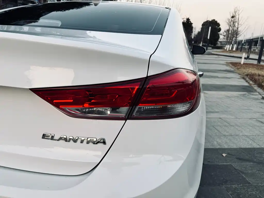 Hyundai Elantra — фото 11