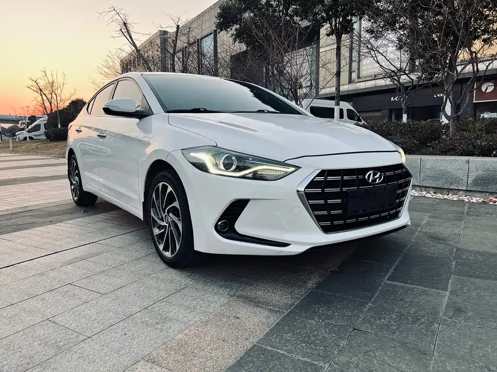 Hyundai Elantra — фото 3