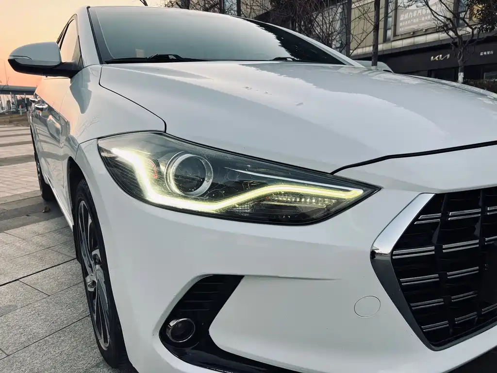 Hyundai Elantra — фото 4