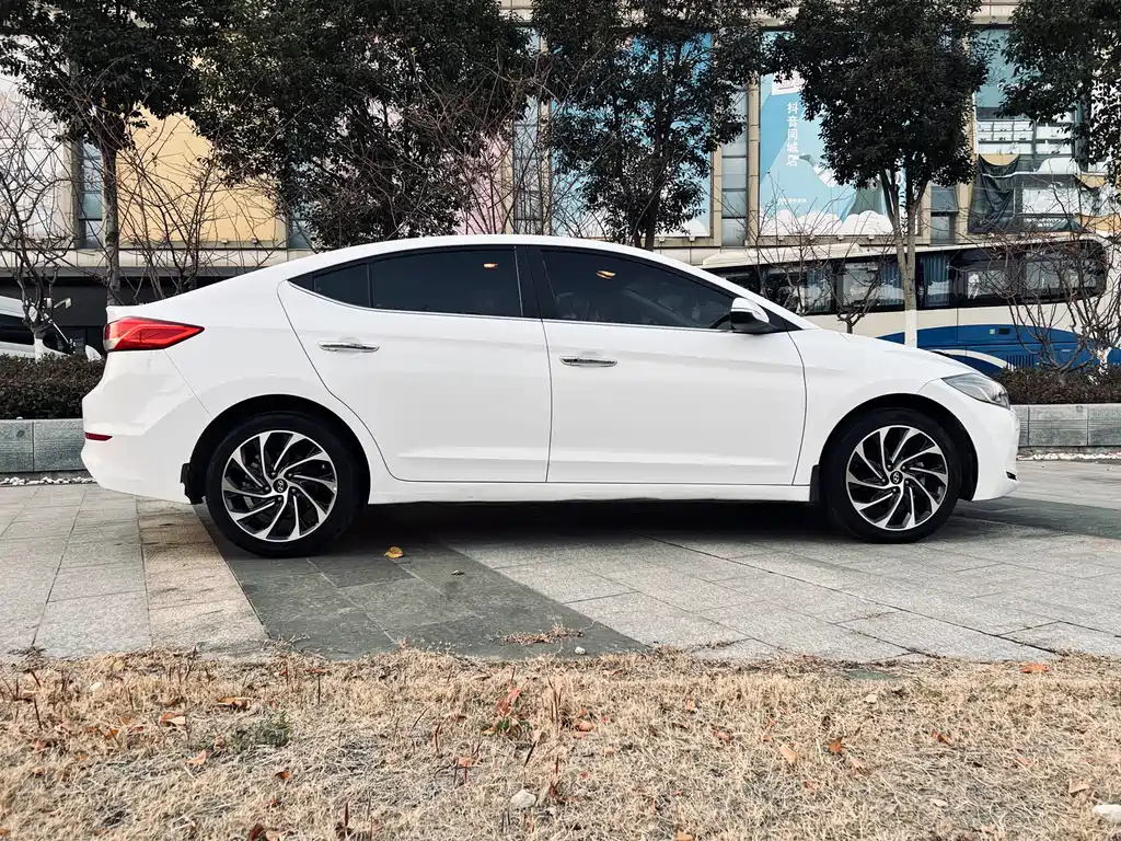 Hyundai Elantra — фото 7