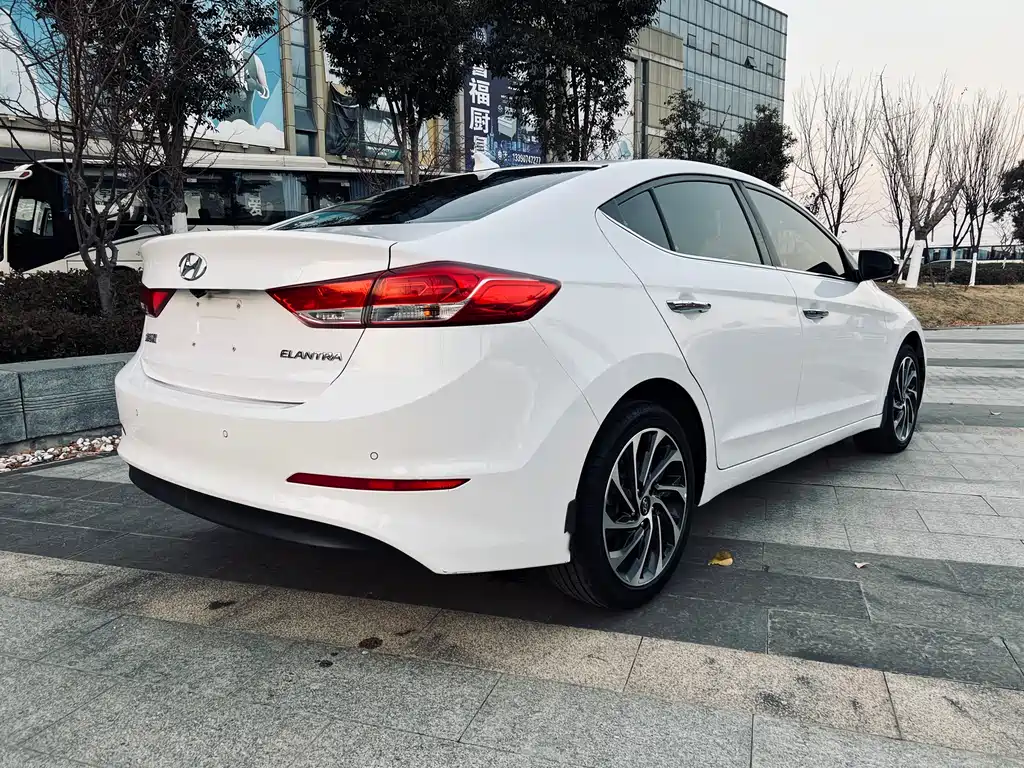 Hyundai Elantra — фото 8
