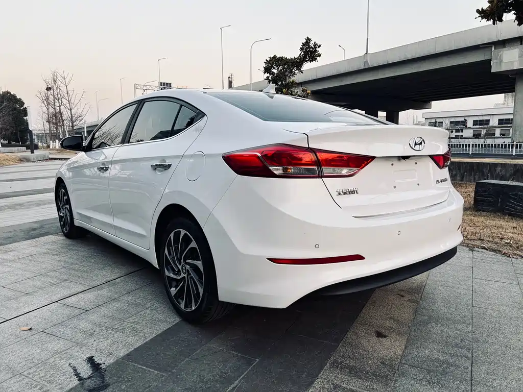 Hyundai Elantra — фото 10