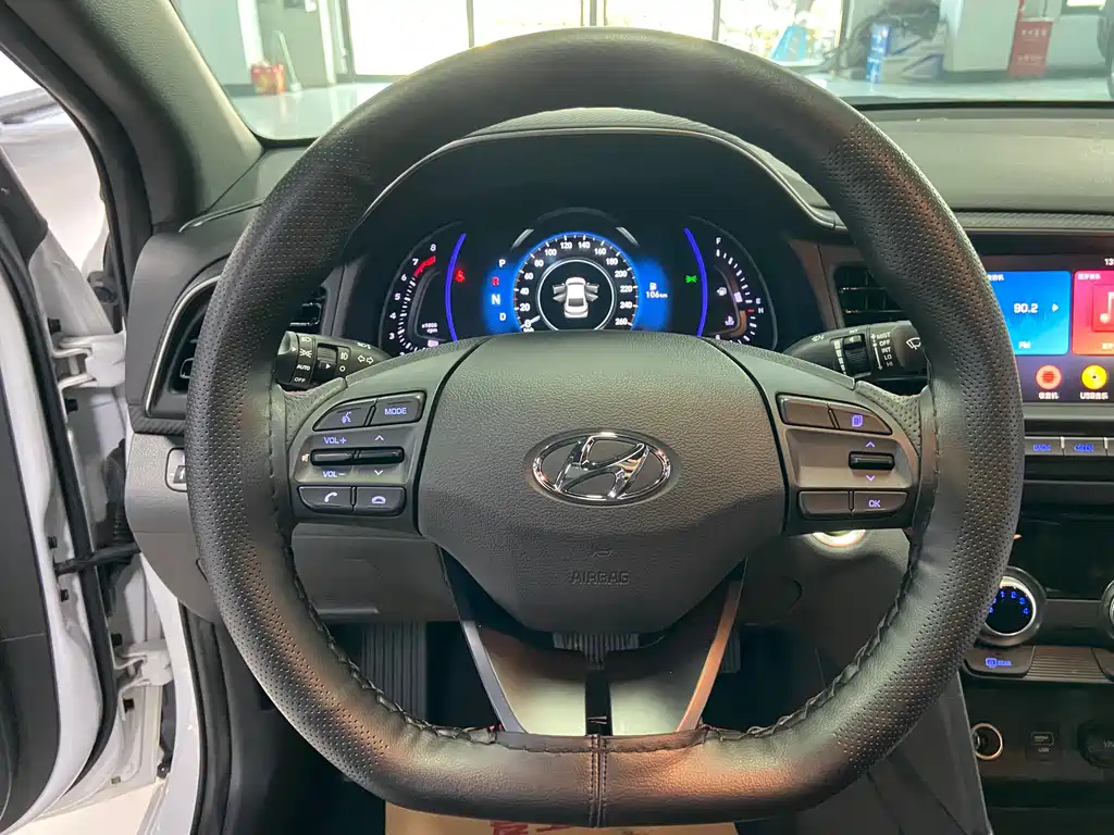 Hyundai Elantra — фото 13