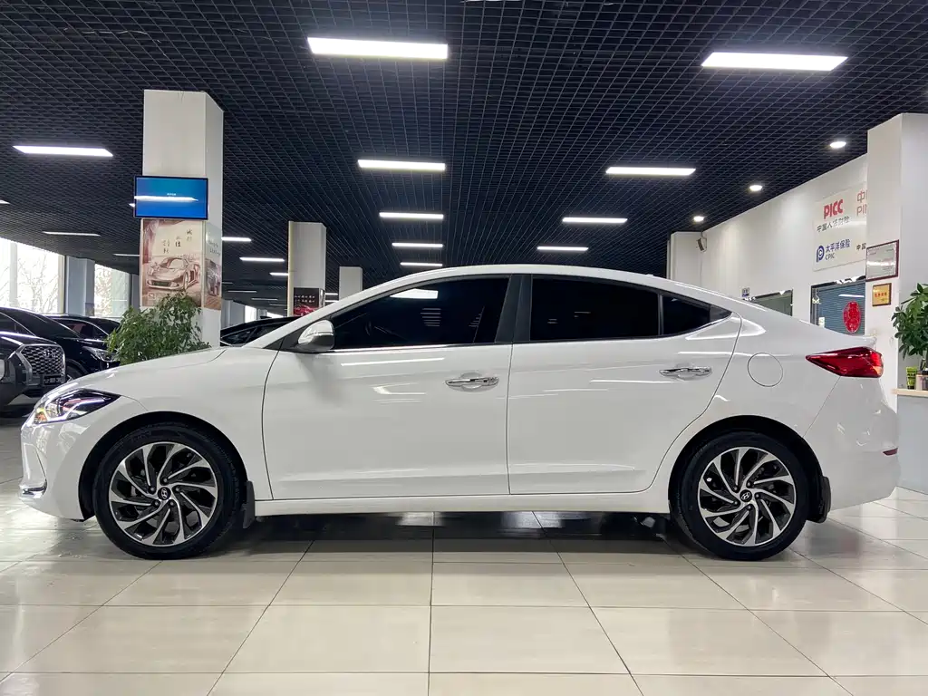 Hyundai Elantra — фото 3