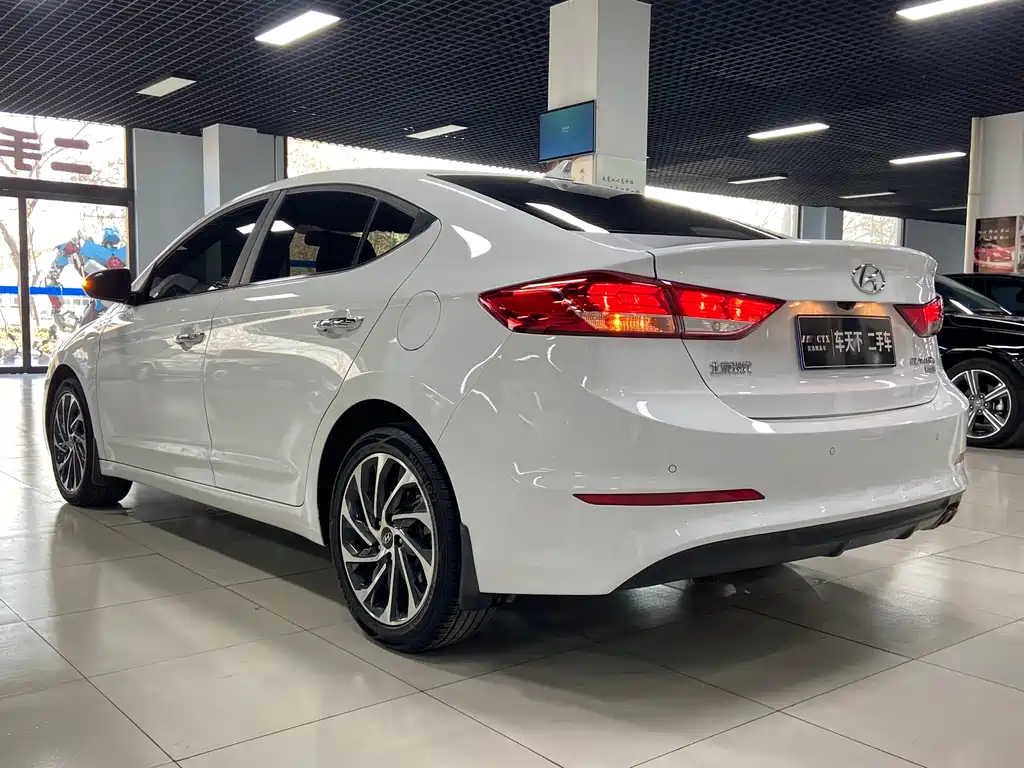 Hyundai Elantra — фото 4