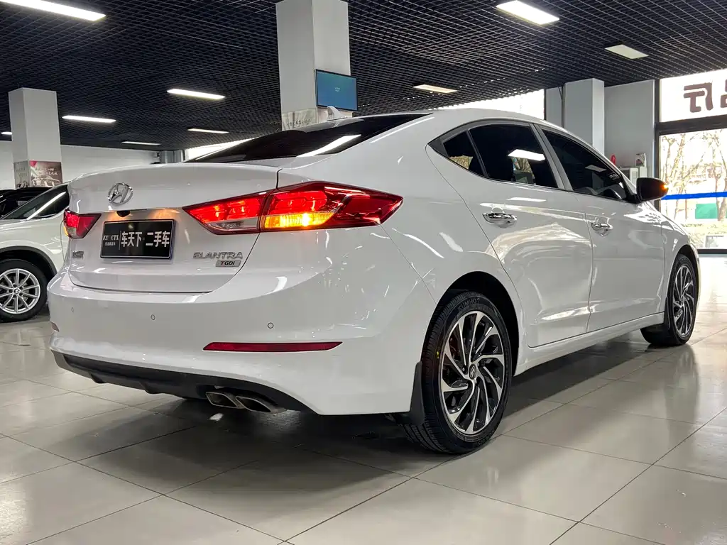 Hyundai Elantra — фото 6
