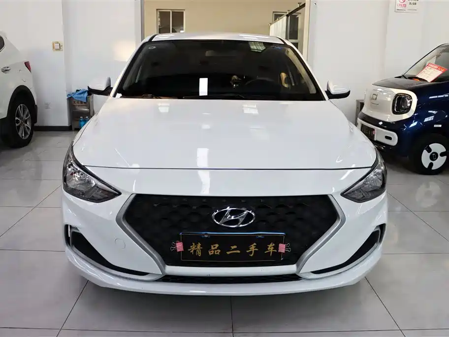 Hyundai Elantra — фото 2