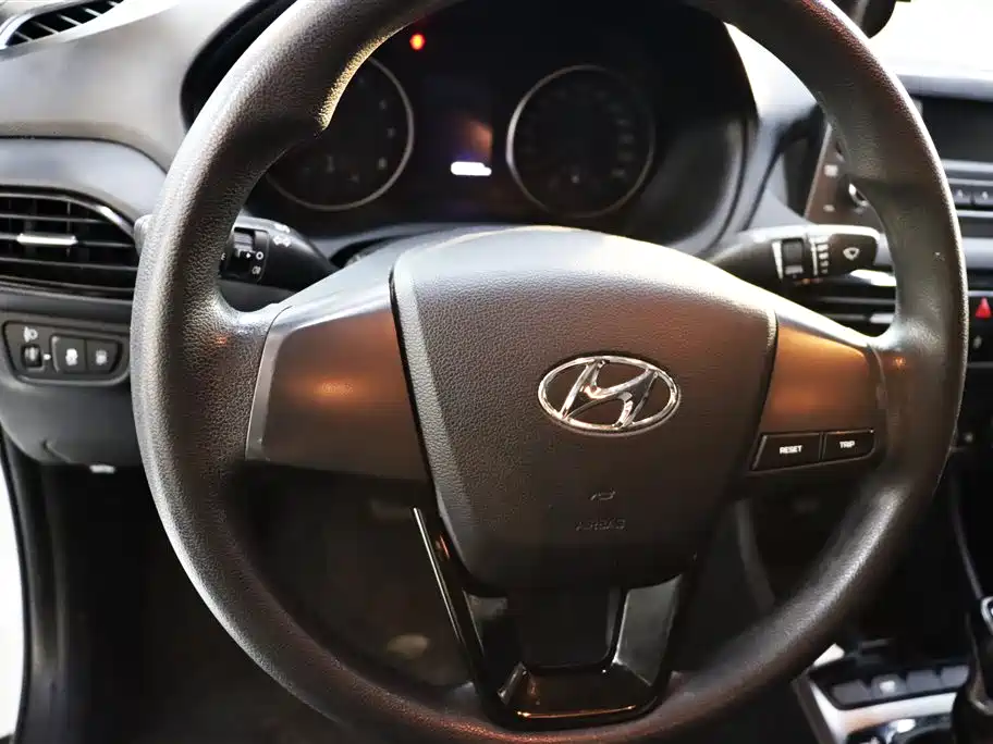Hyundai Elantra — фото 15