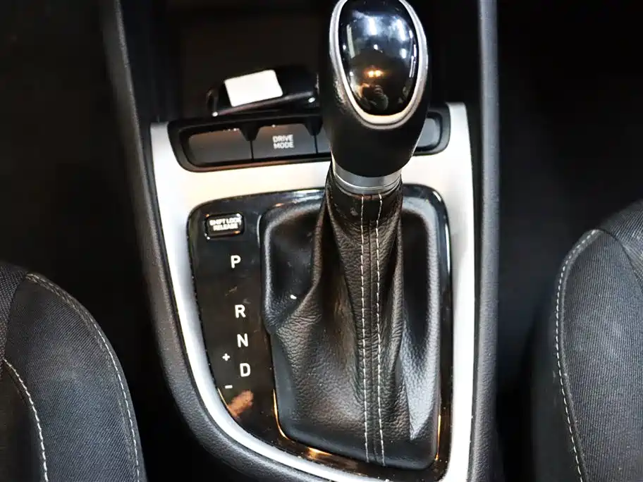 Hyundai Elantra — фото 16