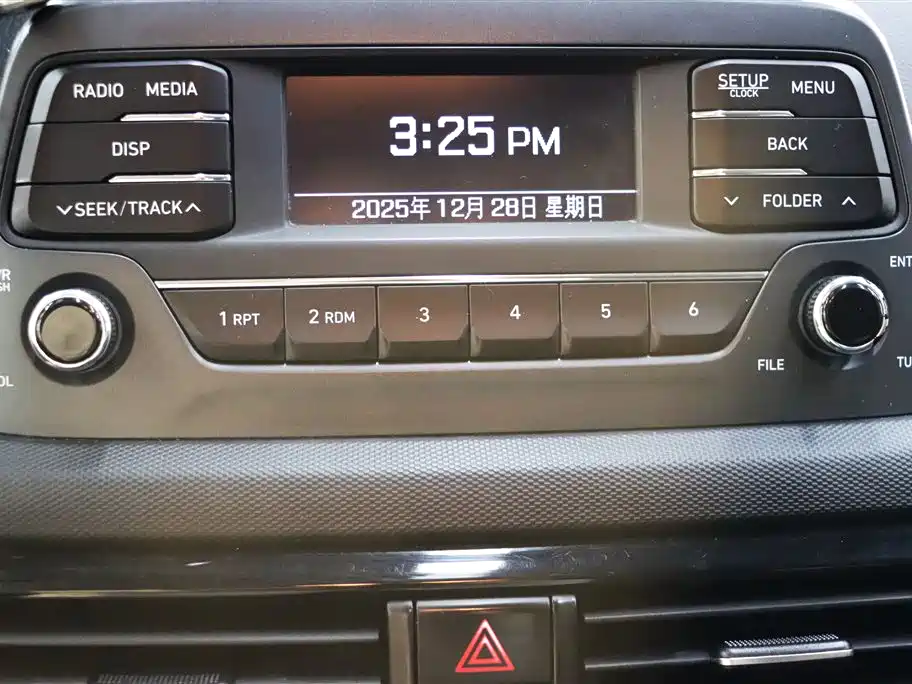 Hyundai Elantra — фото 19