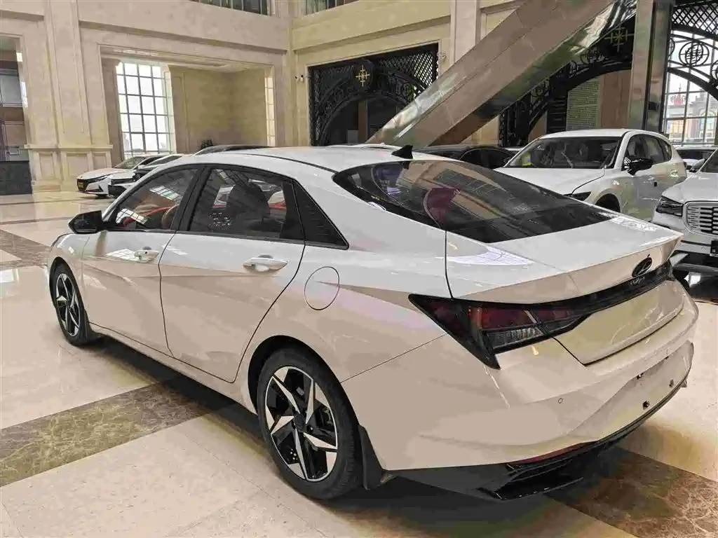 Hyundai Elantra — фото 18