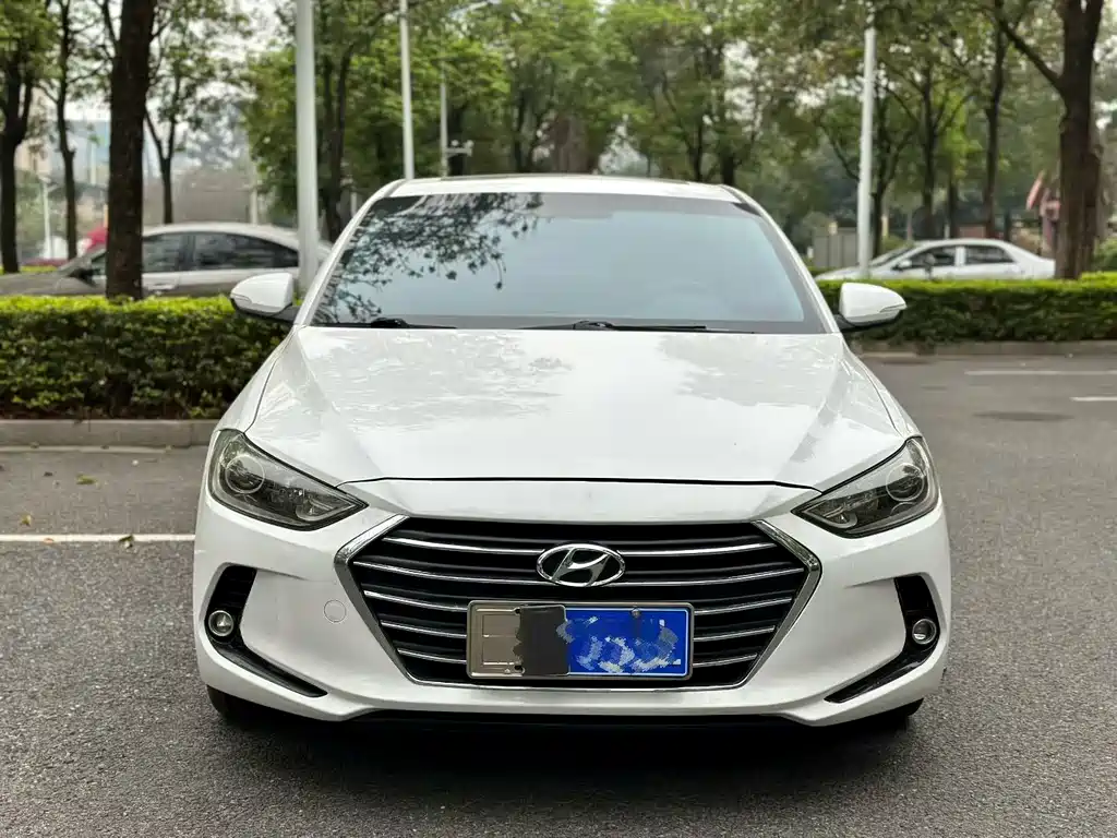 Hyundai Elantra — фото 2
