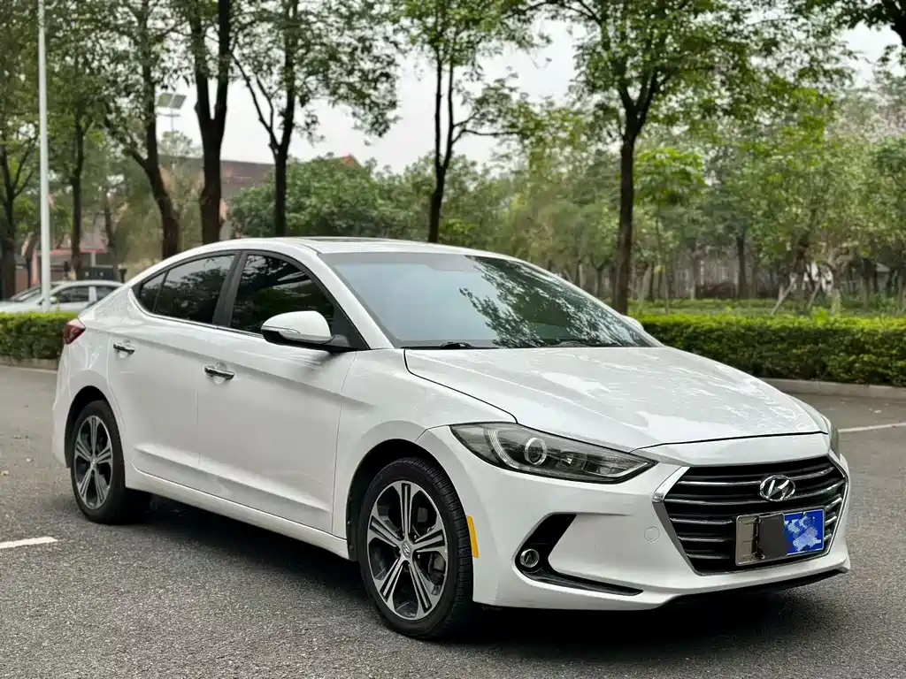 Hyundai Elantra — фото 3