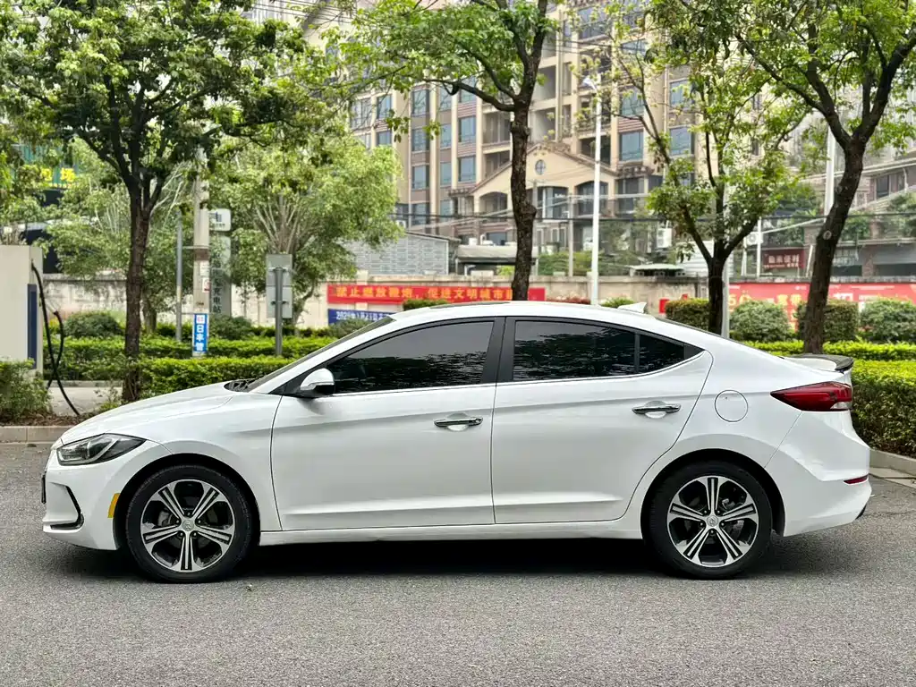 Hyundai Elantra — фото 5