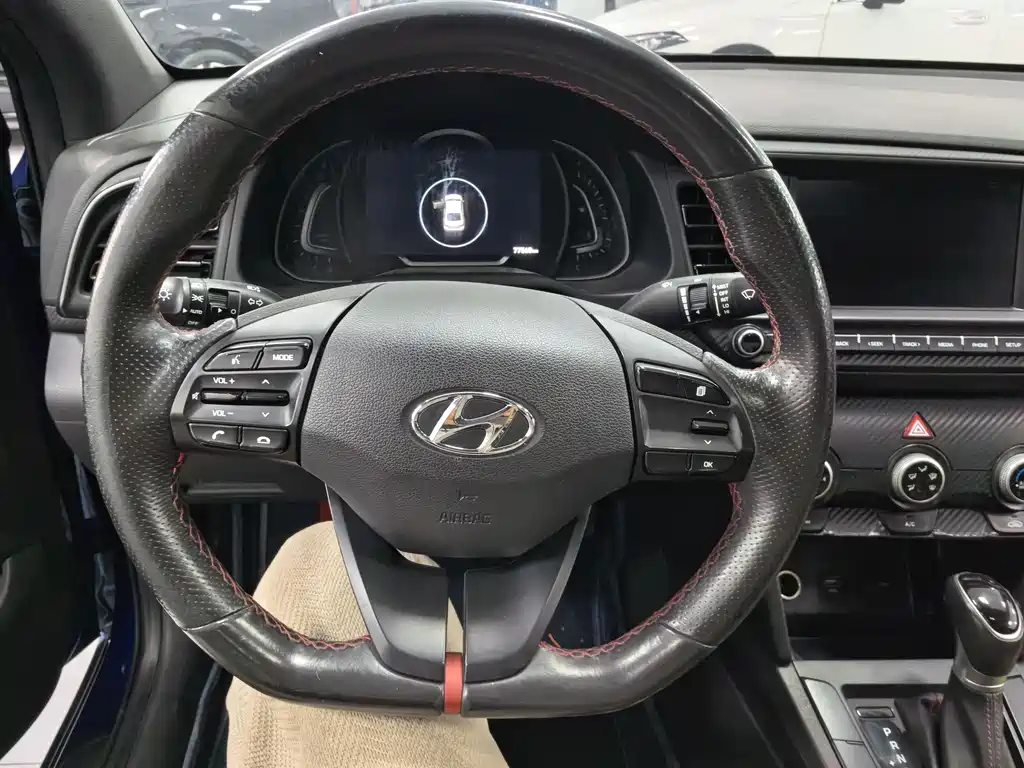 Hyundai Elantra — фото 7