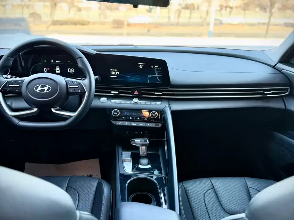 Hyundai Elantra — фото 19