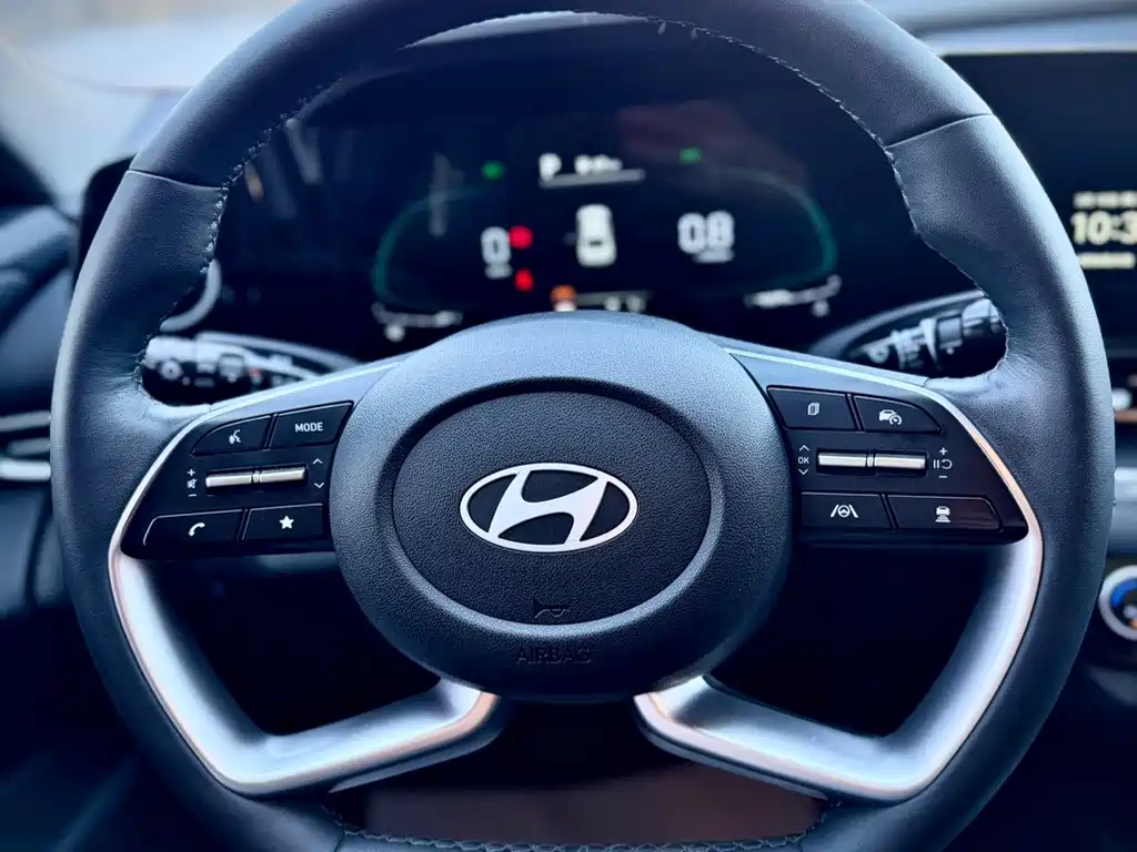 Hyundai Elantra — фото 20