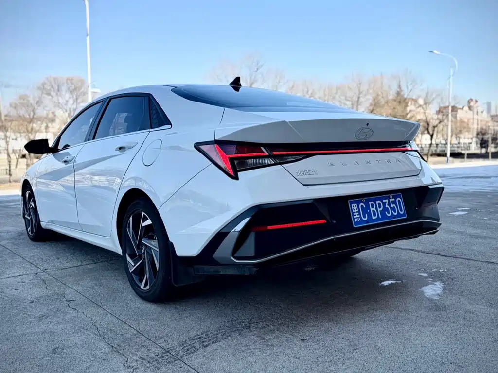 Hyundai Elantra — фото 4
