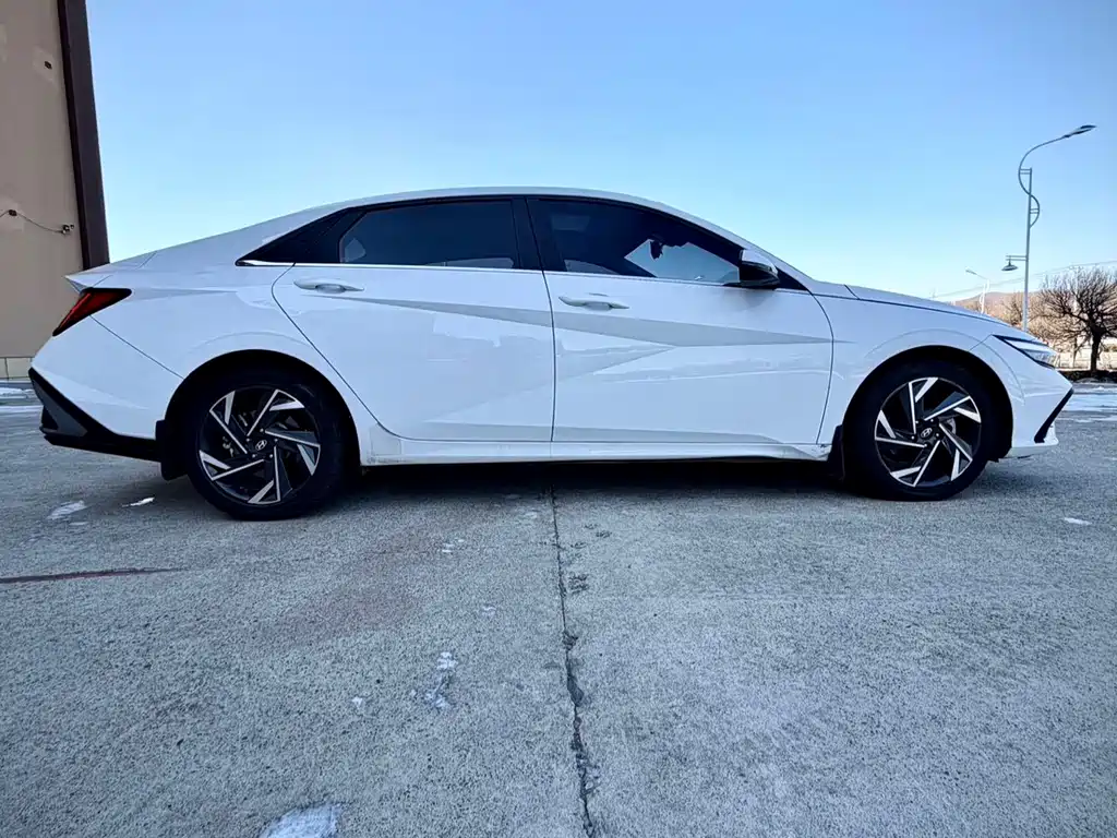 Hyundai Elantra — фото 7