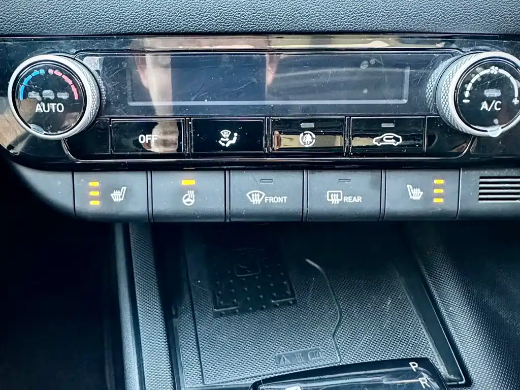 Hyundai Elantra — фото 20