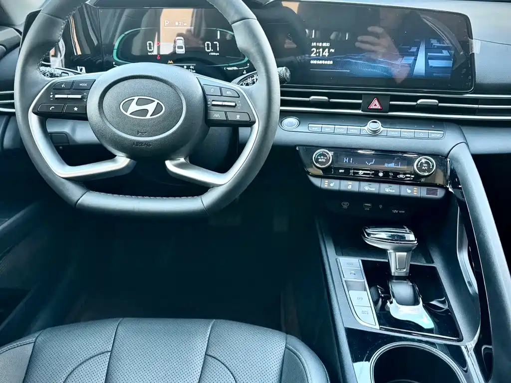 Hyundai Elantra — фото 23